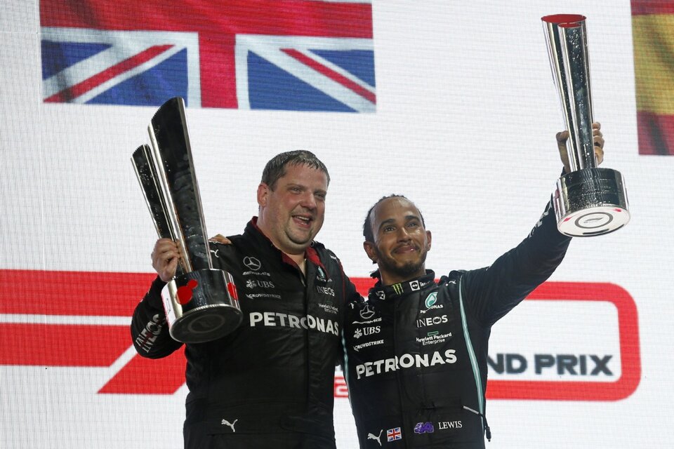 Hamilton celebra junto a su director de equipo (Fuente: EFE)