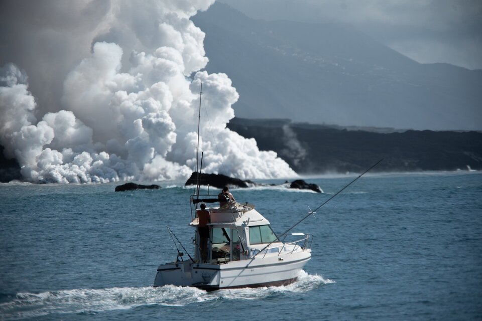 Islas Canarias: confinan a 3.000 personas por un nuevo derrame de lava al mar (Fuente: EFE)