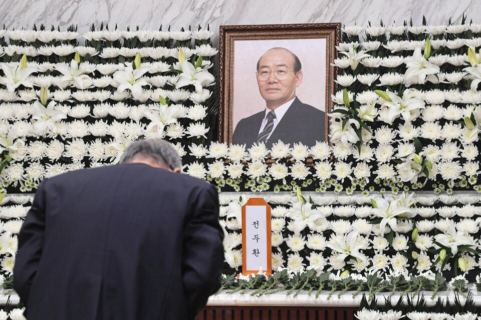 El general Chun llegó al poder con un golpe de Estado, después del asesinato del anterior líder, Park Chung-hee, en 1979.   (Fuente: AFP)