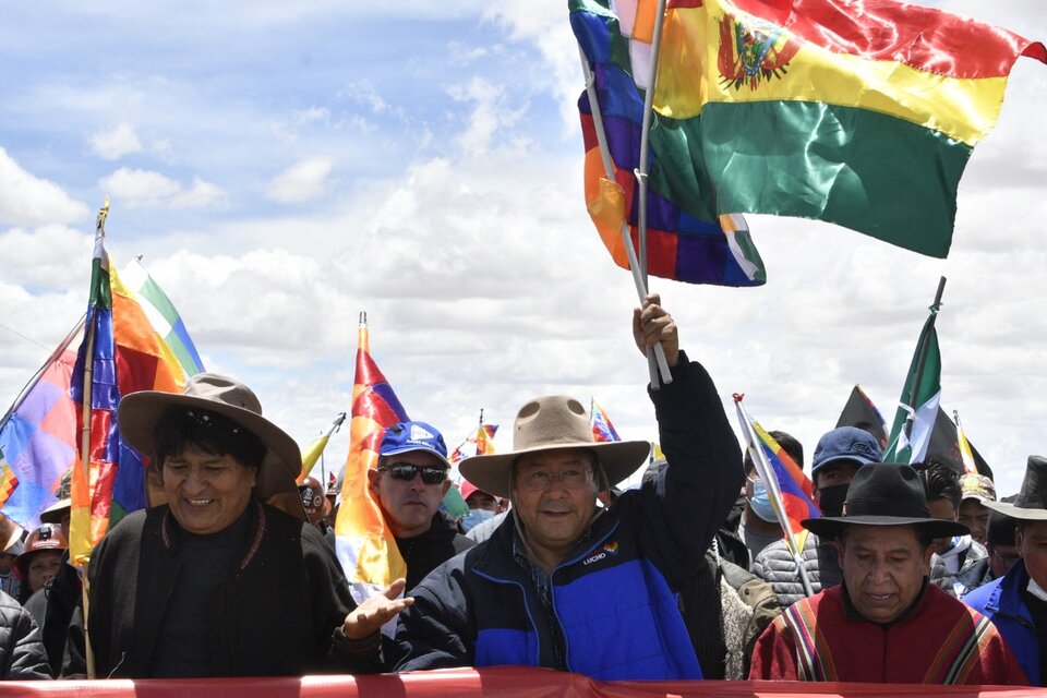 EvoMorales (izq.), Luis Arce y su vice, David Choquehuanca, encabezan la marcha.  (Fuente: AFP)