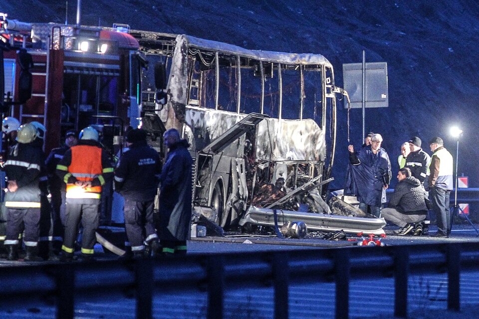El autobús chocó contra el guardarraíl de seguridad en una carretera cerca de Sofía por razones que se investigaban. (Fuente: AFP)
