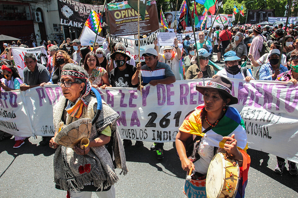 La marcha contó con representantes de Opinoa, Epikamba, Llankaj Maki, Parlamento Mapuche Tehuelche de Río Negro, Confederación Mapuche de Neuquén, Tinkunaku, Mocase, entre muchas otras organizaciones. (Fuente: Bernardino Avila)