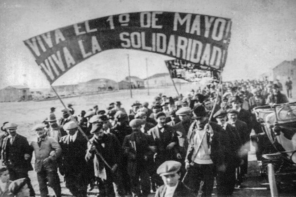 Marcha de peones rurales en Puerto Santa Cruz, en 1921.