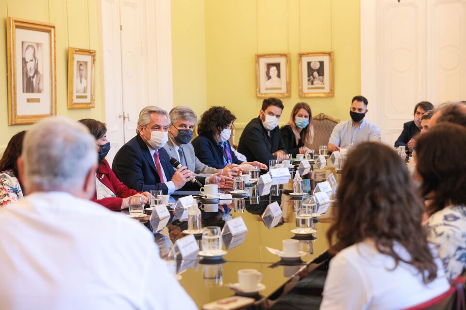 Alberto Fernández expresó su “orgullo por nuestra ciencia y tecnología que está dando un paso más”, al encabezar en la Casa Rosada un nuevo encuentro de la Mesa Interministerial para la Investigación, Desarrollo y Producción de Vacunas. (Fuente: NA)