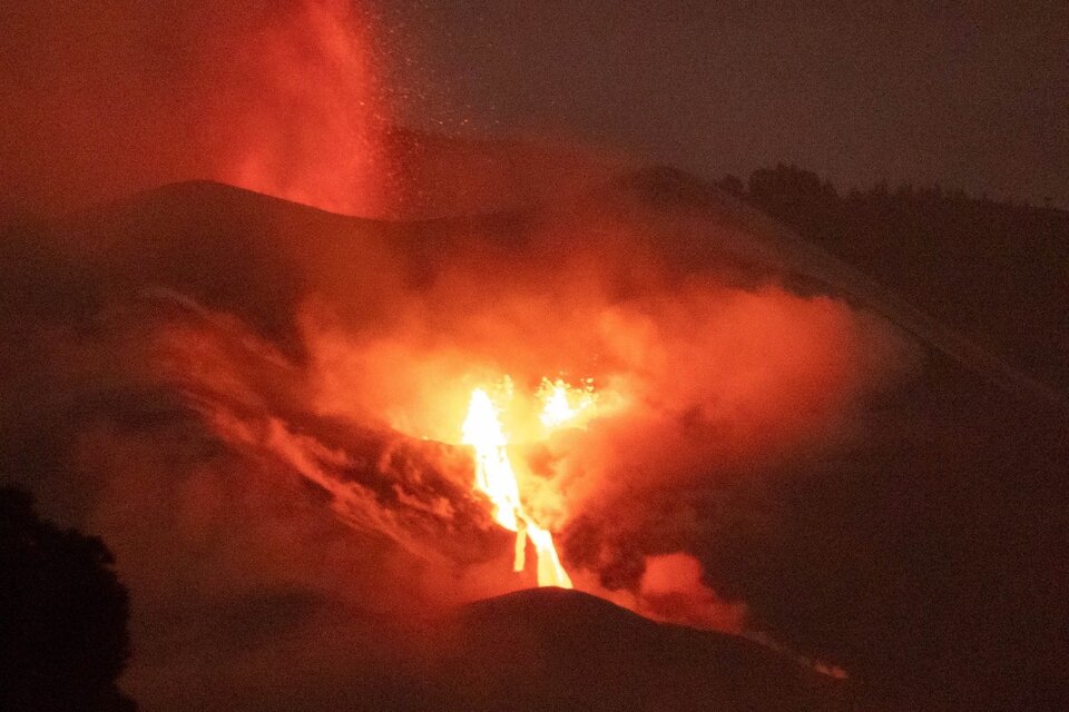 La Palma: una nueva colada de lava destruye todo lo que encuentra a su paso (Fuente: EFE)
