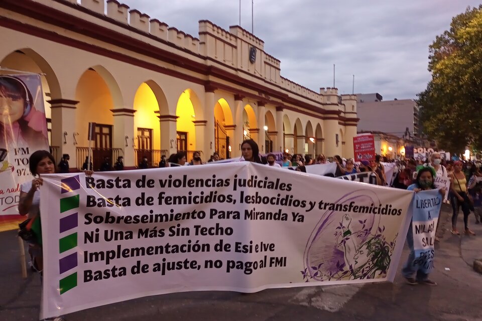 Marcharon en reclamo por las violencias judiciales y los femicidios en Salta 