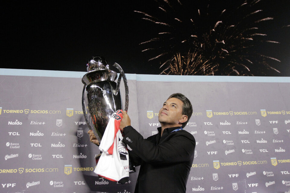 Gallardo levanta la Copa de la LPF, el torneo que le faltaba en su colección. (Fuente: AFP)