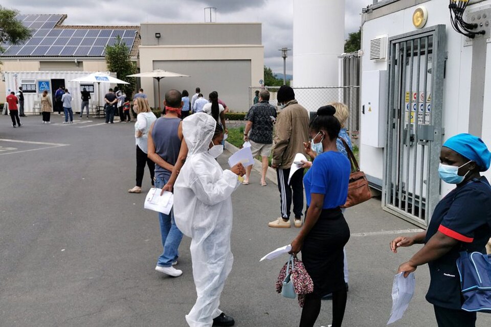 El gobierno sudafricano calificó el cierre de los principales aeropuertos del mundo como "apresurado" y llamó a "luchar juntos" para que el país pueda acceder a una vacunación masiva.  (Fuente: Xinhua)