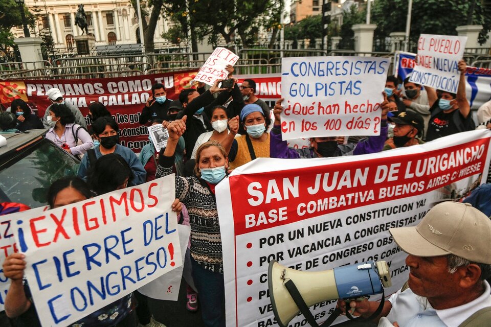 Simpatizantes de Castillo protestan contra el pedidode juicio político delante del Congreso. (Fuente: AFP)