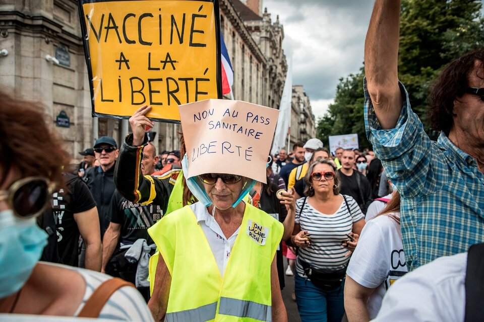 Las protestas semanales de los antivacunas en París perdieron adeptos. (Fuente: EFE)