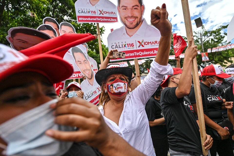 Simpaizantes de Xiomara Castro en el cierre de su campaña en Tegucigalpa. (Fuente: AFP)