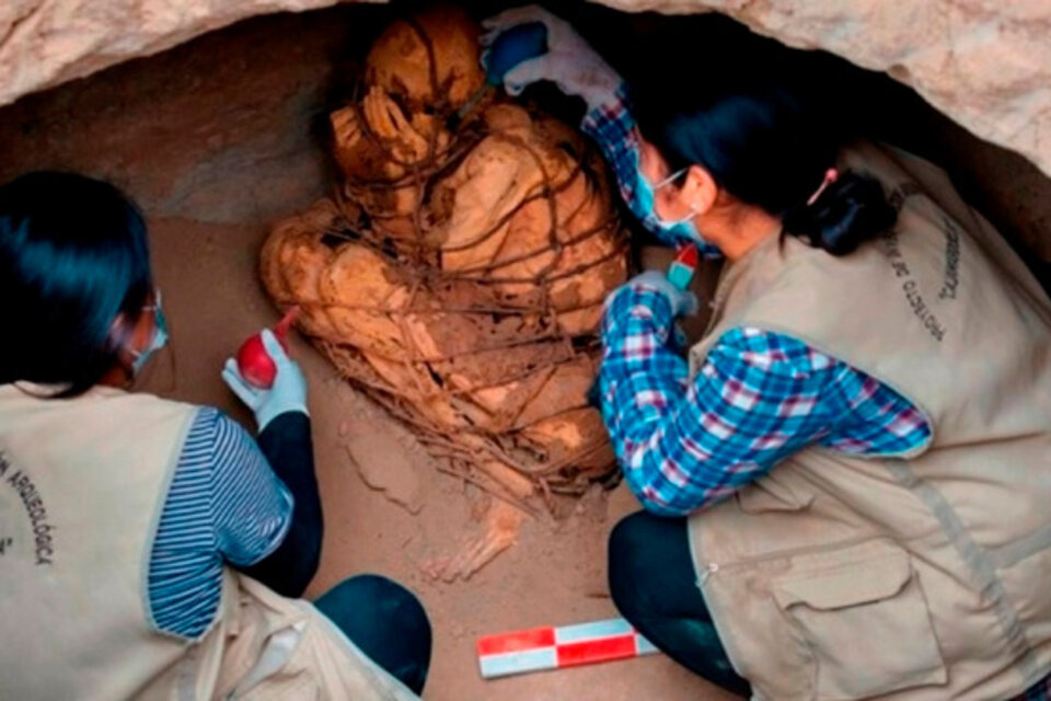 Perú: Hallaron una momia de 800 años en una misteriosa posición