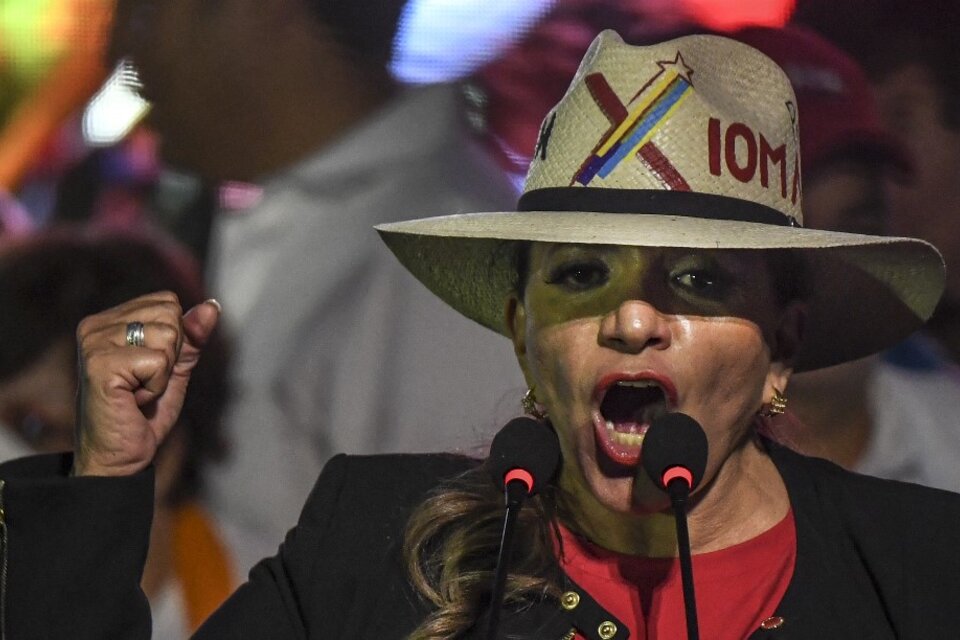 Xiomara Castro, la mujer que terminó con el primer "golpe blando" de América latina (Fuente: AFP)