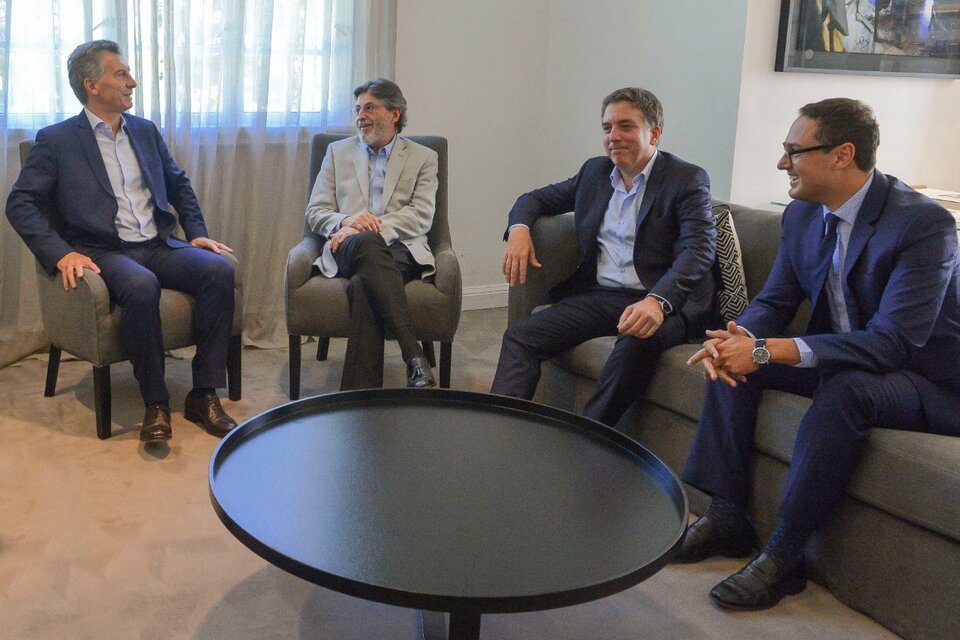 Los principales imputados en la causa son los extitulares de la AFIP Alberto Abad y Leandro Cuccioli, en la imagen junto a Mauricio Macri y Nicolás Dujovne. (Fuente: NA)