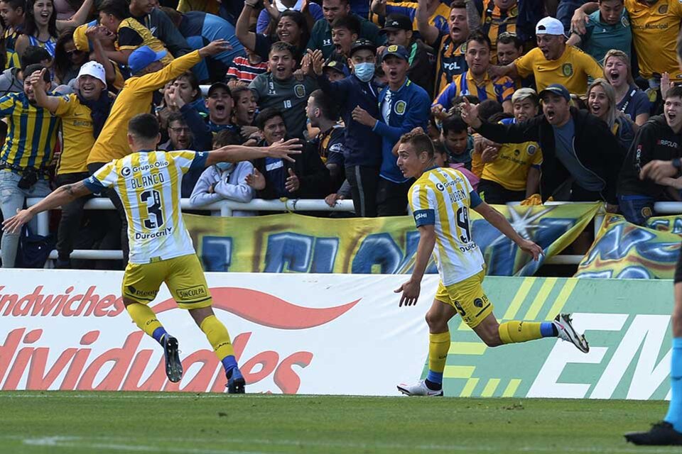 Ruben corre a celebrar uno de los goles que lo metieron en la historia grande de Central. (Fuente: Sebastián Granata)