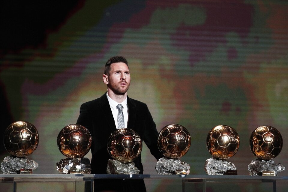Messi y sus seis Balones. Tiene espacio para uno más (Fuente: Télam)