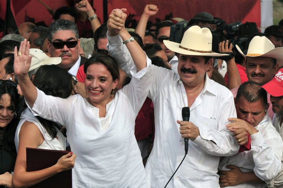 Manuel Zelaya junto a Xiomara Castro, triunfantes después de 12 años de golpe neoliberal.