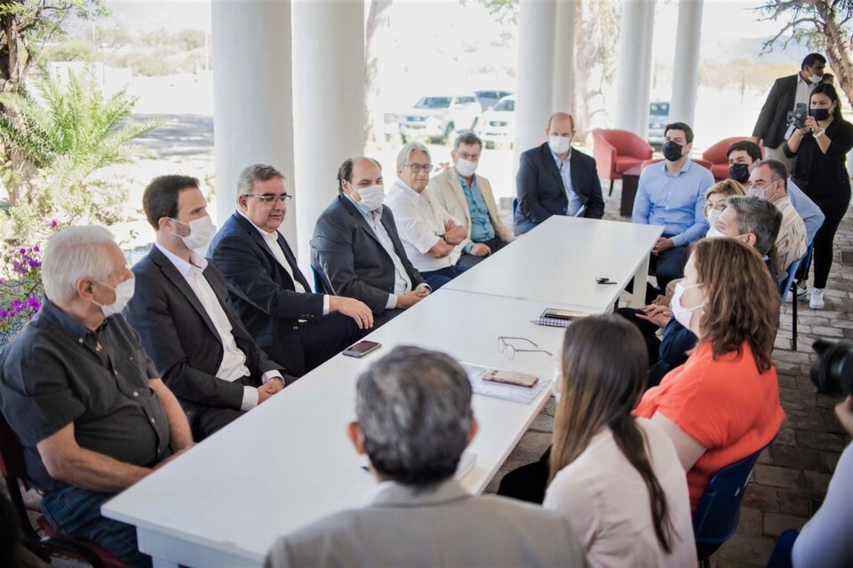 Jalil y Saadi junto a empresarios en Casa de Gobierno.