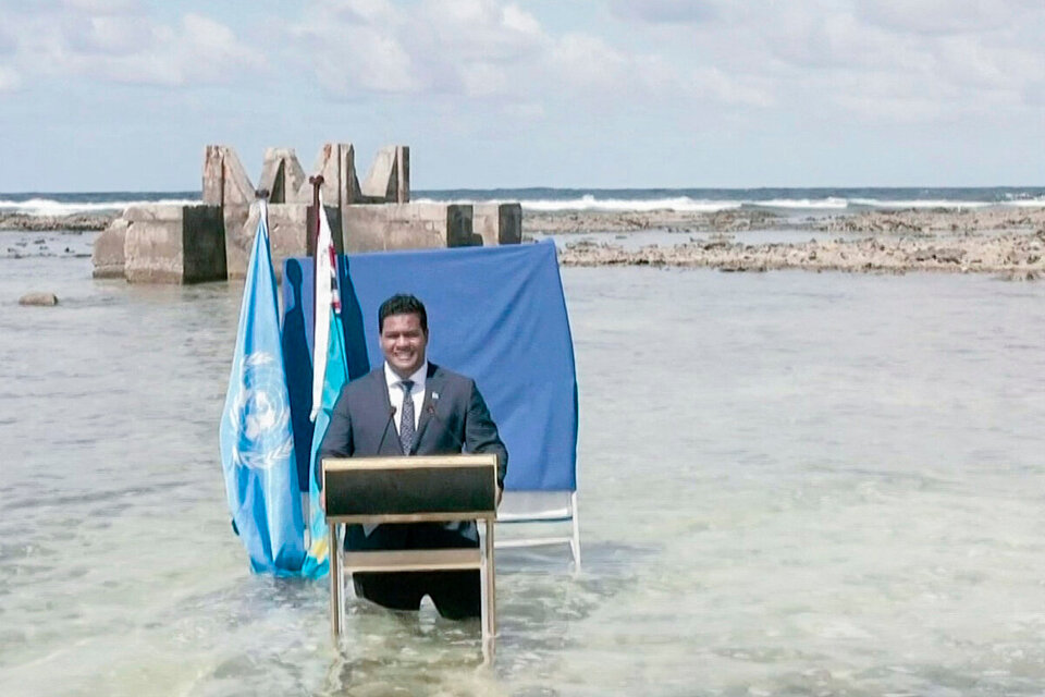 El ministro Kofe de la isla Tuvalu, en Oceanía, se filmó con el agua hasta la cintura.