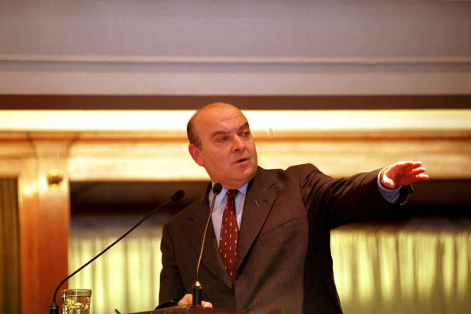 En 2001 el entonces ministro de Economía, Domingo Cavallo, da inicio al "corralito".