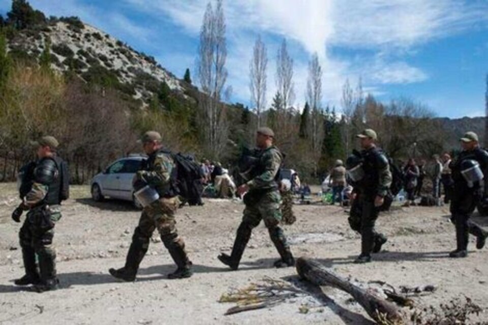 Fuerzas de seguridad patrullando territorios mapuche (Fuente: Télam)