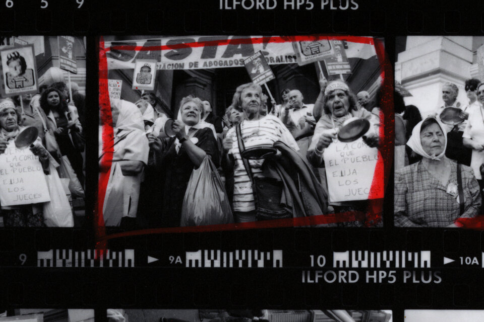 Fotograma de Paloma García, con las Madres de Plaza de Mayo y ahorristas protestando en la city porteña. (Fuente: Paloma García)