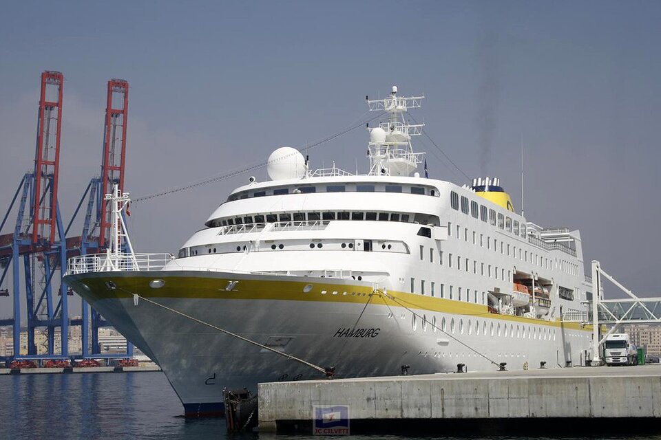El intendente de Puerto Madryn, Ricardo Sastre, solicitó a la Administración Portuaria "que quede en rada y no atraque en el puerto". 