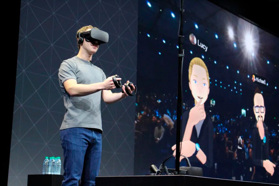 Mark Zuckerberg, dueño de Facebook, en una demostración de metaverso, el mundo virtual que empieza a atraer millones de dólares.