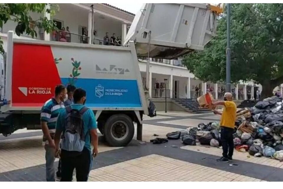 En señal de protesta trabajadorxs tiraron basura frente al municipio.