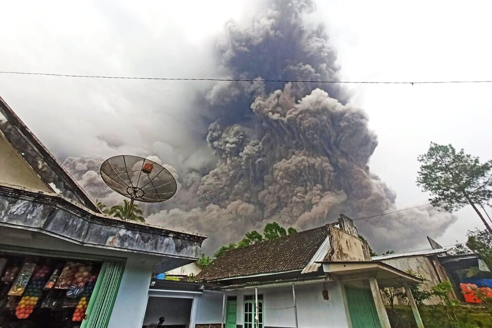 Indonesia integra el llamado "Anillo de Fuego" del Pacífico, con 130 volcanes activos, y es frecuente que experimente alta actividad sísmica.