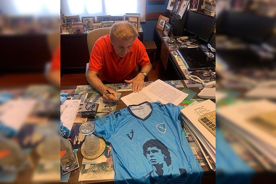 Mostaza, birome en mano y camiseta maradoniana sobre la mesa (Fuente: Prensa CADU)