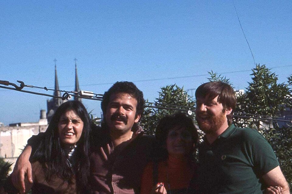 A la izquierda, María Elena Gómez y Oscar Cobacho -uno de los académicos que será recordado este martes- en un registro fotográfico de 1975 (Fuente: Gentileza Juan Martín Cobacho)