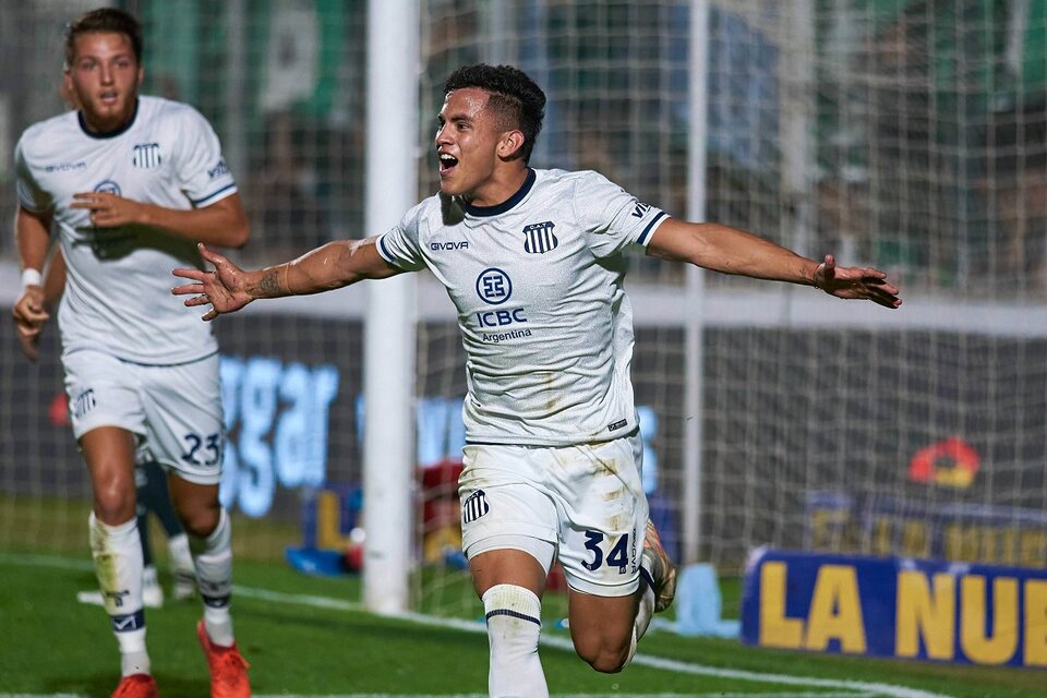 José David Romero, de 18 años, festeja el gol del triunfo para la T (Fuente: NA)
