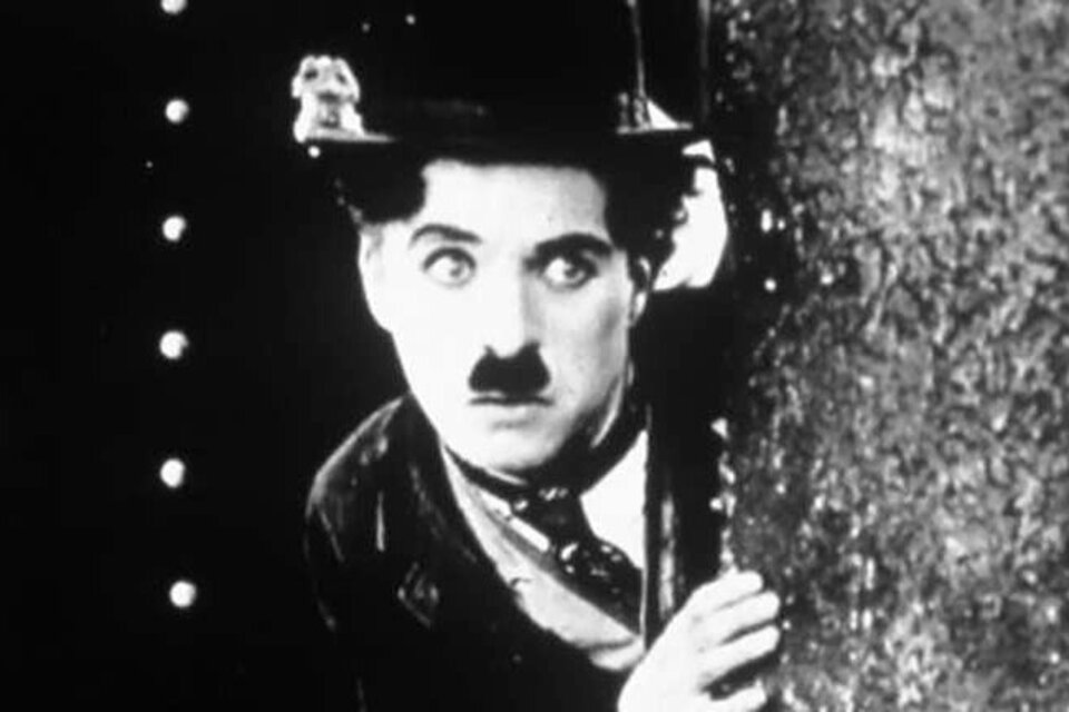 En 1977 muere Charles Chaplin a los 88 años mientras duerme, en su residencia en Suiza. 