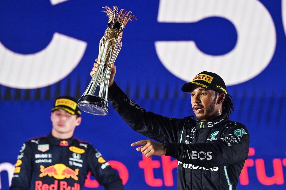 Hamilton celebra la victoria, Verstappen la sufre (Fuente: AFP)