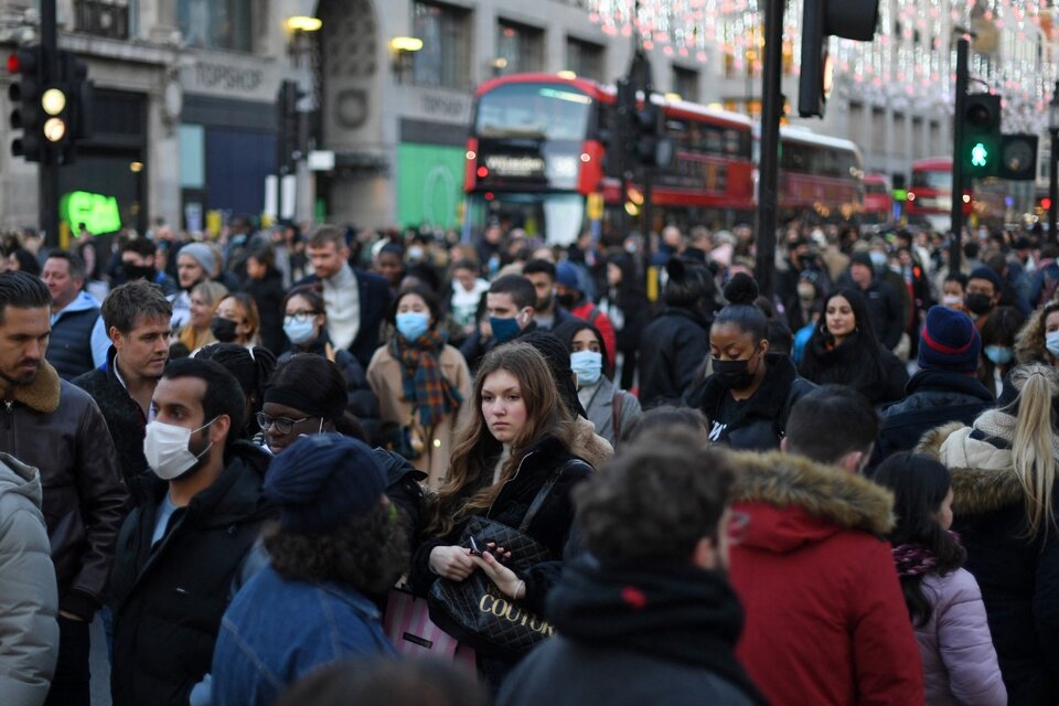 Con máscaras protectoras, ingleses adelantan sus compras navideñas en Londres. (Fuente: AFP)