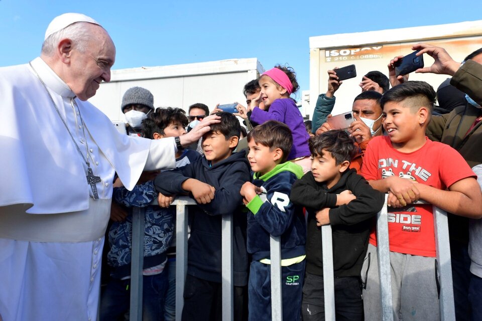 El Papa saluda aun niñomigrante en Lesbos, Grecia. (Fuente: EFE)