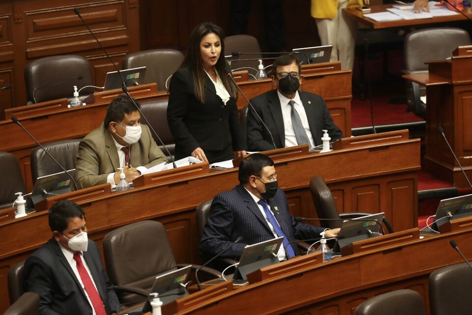 Patricia Chirinos, autora del pedido de juicio político, le habla al Congreso antes de la votación. (Fuente: EFE)