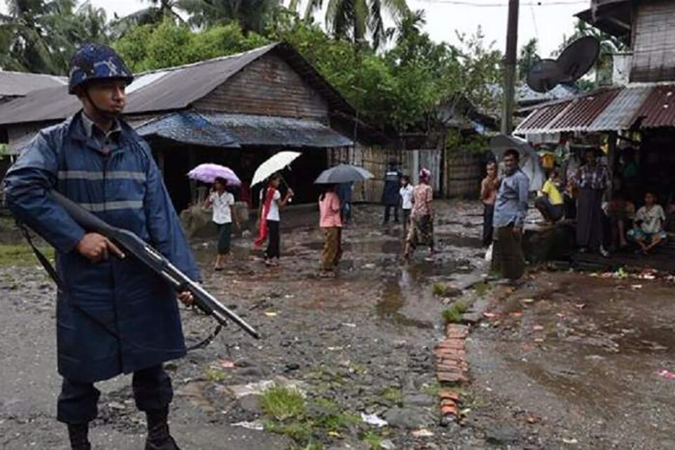 Un policía vigila un campo de refugiados Rohingya en Rakhine, Myanmar. (Fuente: AFP)