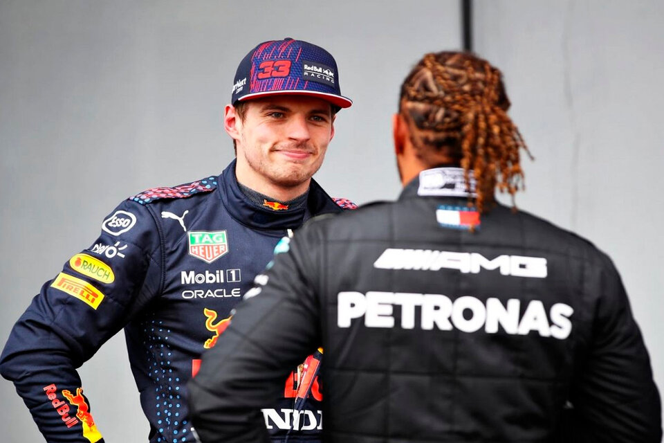 Frente a frente, el holandés Max Verstappen y el britácnico Lewis Hamilton. (Fuente: AFP)