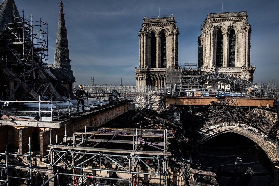 La catedral fue incenciada en 2019 y el nuevo programa de restauración es criticado y resistido por varias personalidades. (Fuente: AFP)
