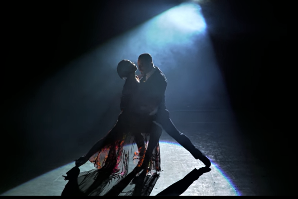Tierra y Fuego que camina: un largometraje de tango