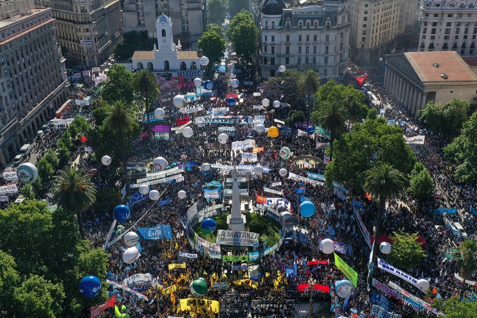 Minuto a minuto, el acto en Plaza de Mayo por el Día de la Democracia (Fuente: Télam)