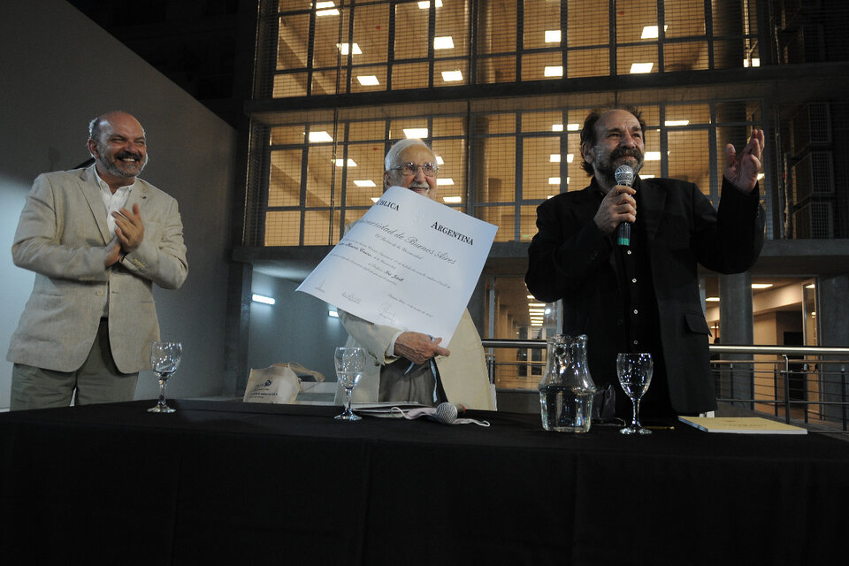 Jitrik junto al decano de la Facultad de Letras, Américo Cristófalo, y el profesor Pablo Rocca, de la Universidad de la República (Uruguay). (Fuente: Guadalupe Lombardo)