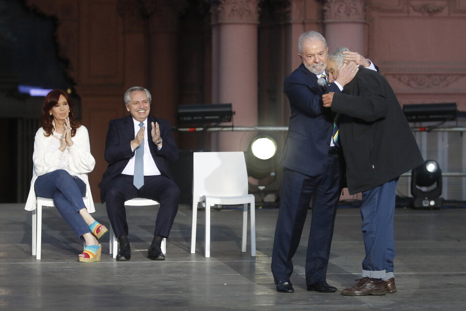Cristina Fernández y Alberto Fernández aplauden a los exmandatarios de Brasil y Uruguay. (Fuente: Leandro Teysseire)