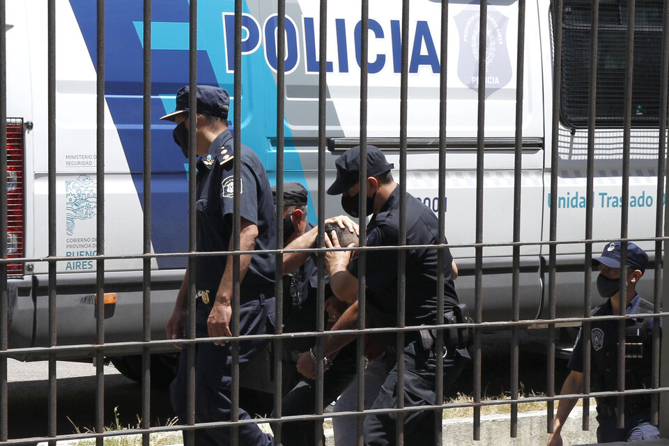 El policía González es llevado a la indagatoria en la que se negó a declarar.  (Fuente: Télam)