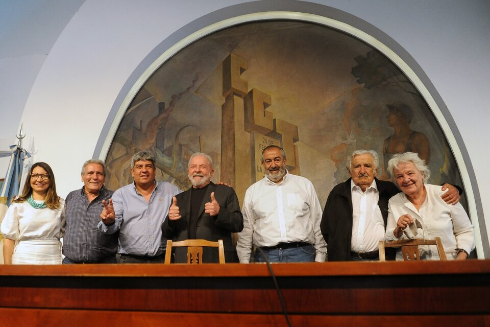 Rosángela Silva, Carlos Acuña, Pablo Moyano, Lula da Silva, Héctor Daer, Pepe Mujica y Lucía Topolansky en la CGT. (Fuente: Enrique García Medina)