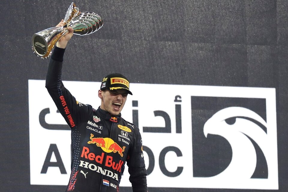 Verstappen levanta el trofeo del GP de Abu Dhabi. El de campeón se lo darán el jueves en la ceremonia anual de la F1 (Fuente: EFE)