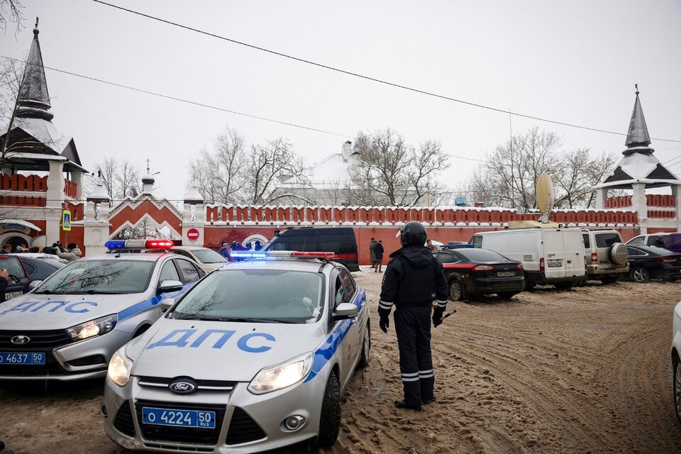 La policía rodea el colegio junto al convento Vvedensky Vladychny, en la localidad de Sérpujov. (Fuente: AFP)