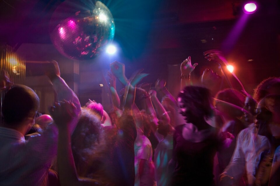 Para el ingreso a discotecas será necesario presentar el Pase sanitario (Fuente: AFP)